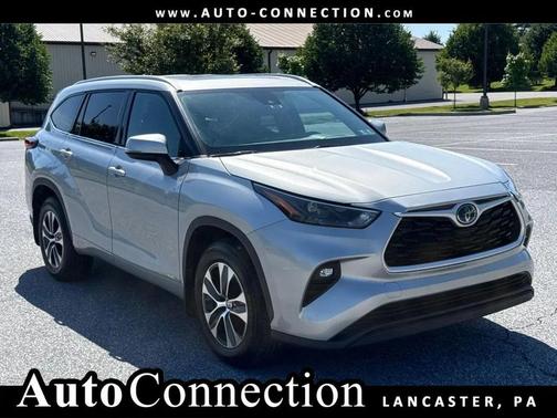 Celestial Silver Metallic 2022 Toyota Highlander Hybrid XLE