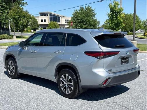 Celestial Silver Metallic 2022 Toyota Highlander Hybrid XLE