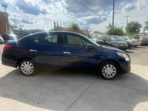 Blue 2018 Nissan Versa 1.6 SV