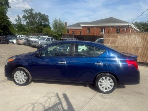 Blue 2018 Nissan Versa 1.6 SV
