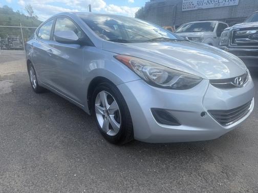 2013 Hyundai ELANTRA SE