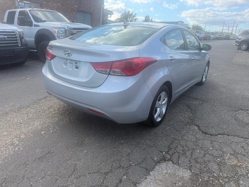 2013 Hyundai ELANTRA SE