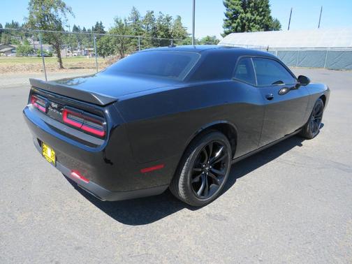 Photo 5 of 17 of 2018 Dodge Challenger R/T