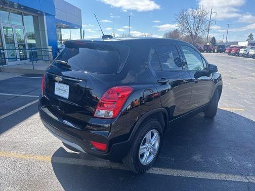 Mosaic Black Metallic 2022 Chevrolet Trax LS