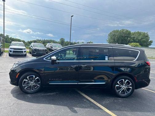 Brilliant Black Crystal Pearlcoat 2022 Chrysler Pacifica L