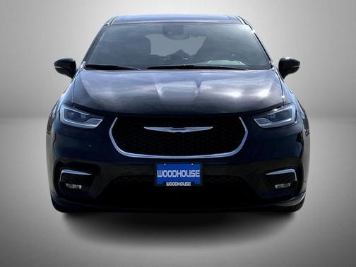 Diamond Black Crystal Pearlcoat 2025 Chrysler Pacifica L