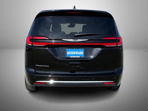 Diamond Black Crystal Pearlcoat 2025 Chrysler Pacifica L