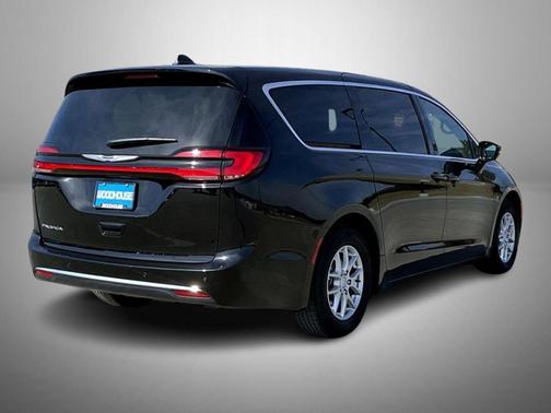 Diamond Black Crystal Pearlcoat 2025 Chrysler Pacifica L