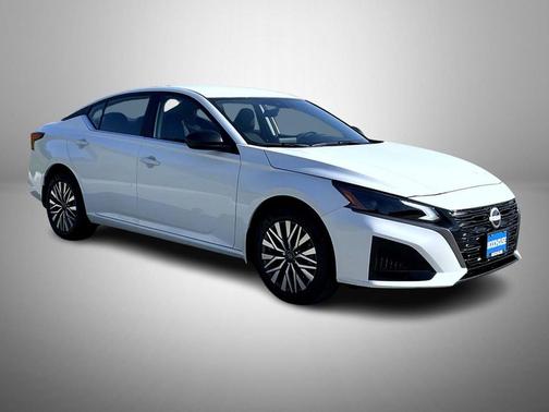 Pearl White Tricoat 2026 Nissan Altima 2.5 SV