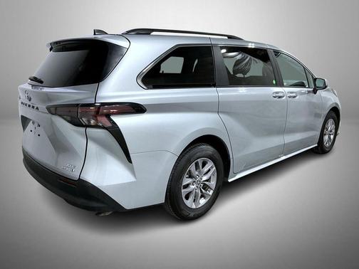 2024 Toyota Sienna XLE