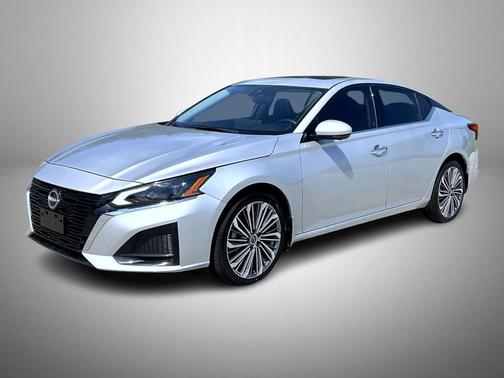 Brilliant Silver Metallic 2023 Nissan Altima 2.5 SL