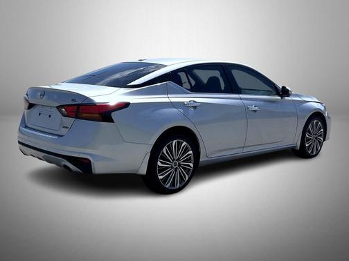 Brilliant Silver Metallic 2023 Nissan Altima 2.5 SL