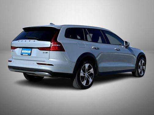 2025 Volvo V60 Cross Country B5 Plus