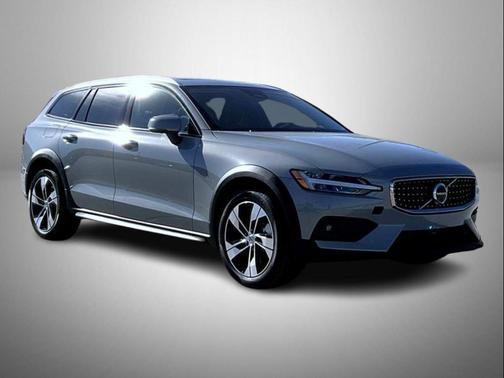 2025 Volvo V60 Cross Country B5 Plus