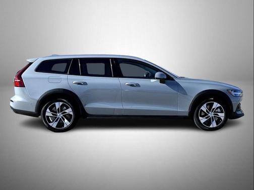 2025 Volvo V60 Cross Country B5 Plus