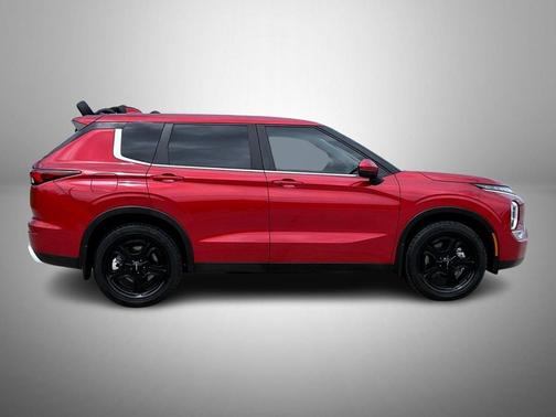 Red Diamond 2023 Mitsubishi Outlander SE