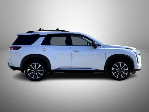 Everest White Pearl Tricoat 2026 Nissan Pathfinder Platinum