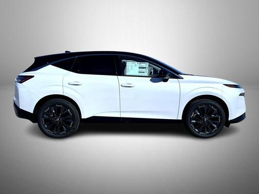 Everest White Pearl Tricoat/Super Black 2026 Nissan Murano Platinum