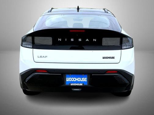 Everest White Pearl/Black 2026 Nissan Leaf PLATINUM+