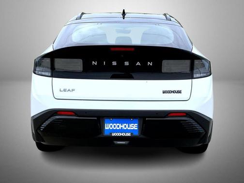 Everest White Pearl/Black 2026 Nissan Leaf PLATINUM+