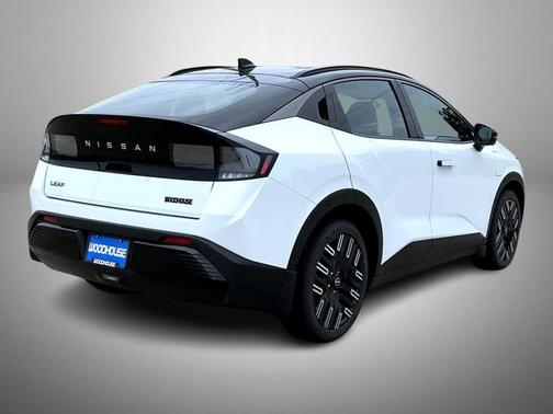 Everest White Pearl/Black 2026 Nissan Leaf PLATINUM+