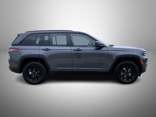 Baltic Gray Metallic Clearcoat 2024 Jeep Grand Cherokee Altitude