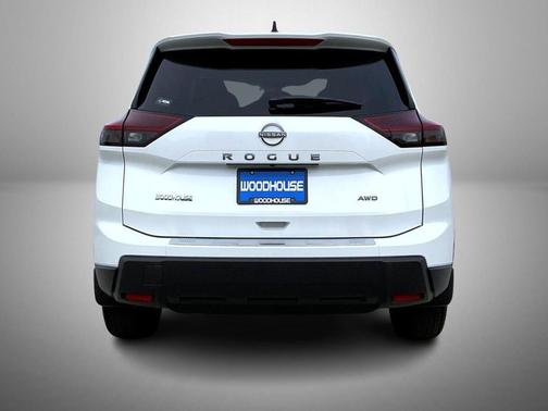 Everest White Pearl Tricoat 2026 Nissan Rogue SV
