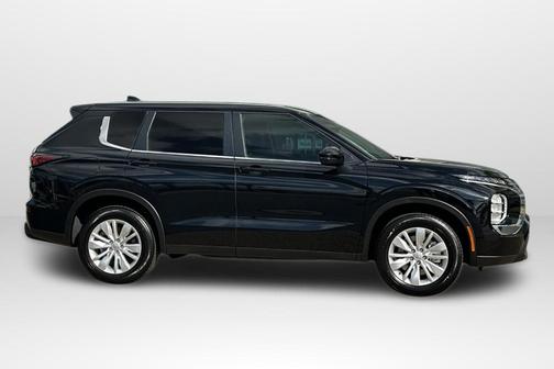 Labrador Black Pearl 2026 Mitsubishi Outlander ES