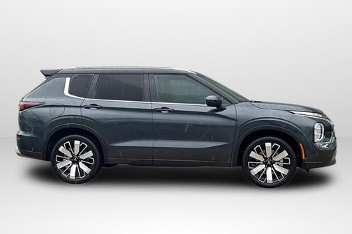 Graphite Gray Metallic 2026 Mitsubishi Outlander SEL