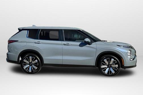 Moonstone Gray Metallic 2026 Mitsubishi Outlander SE