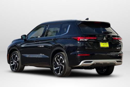 Labrador Black Pearl 2025 Mitsubishi Outlander PHEV SEL