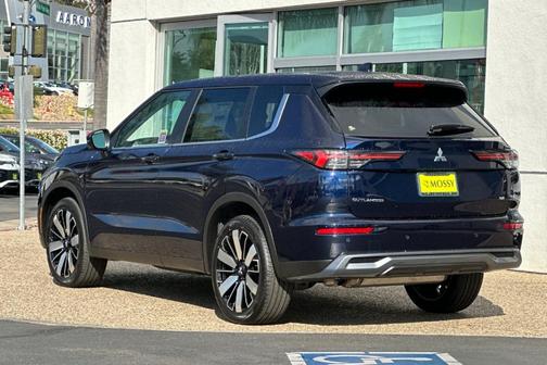 Cosmic Blue Metallic 2026 Mitsubishi Outlander SE