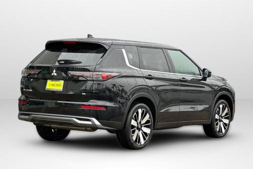 Labrador Black Pearl 2026 Mitsubishi Outlander SE