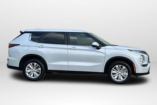 White Diamond 2026 Mitsubishi Outlander ES