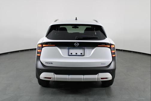 Aspen White Tricoat 2026 Nissan Kicks SV