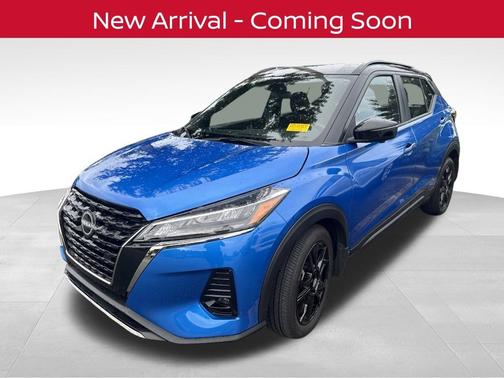 Electric Blue Metallic/Super Black 2024 Nissan Kicks SR