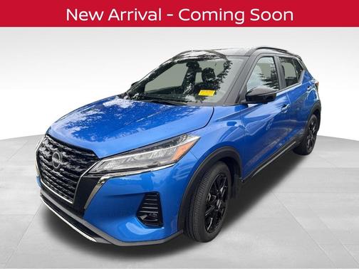 Electric Blue Metallic/Super Black 2024 Nissan Kicks SR