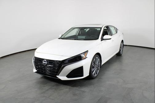 Pearl White Tricoat 2026 Nissan Altima 2.5 SV