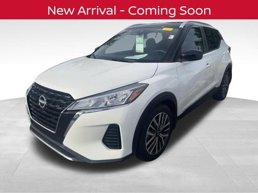 Aspen White Tricoat/Super Black 2023 Nissan Kicks SV
