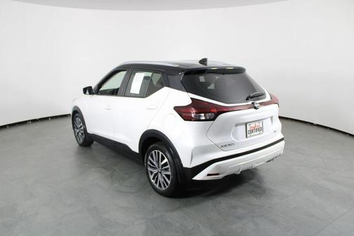 Aspen White Tricoat/Super Black 2023 Nissan Kicks SV