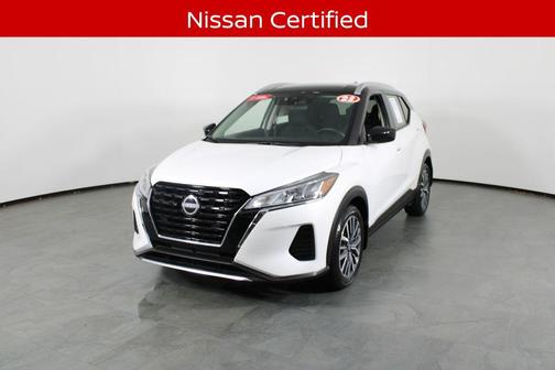 Aspen White Tricoat/Super Black 2023 Nissan Kicks SV