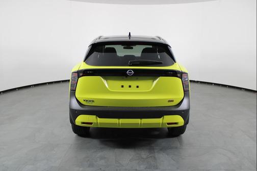 Yuzu Yellow Metallic/Super Black 2026 Nissan Kicks SR