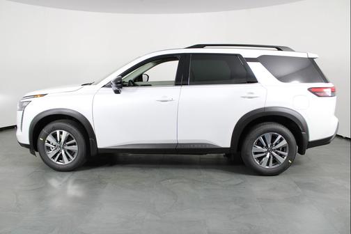 Everest White Pearl Tricoat 2026 Nissan Pathfinder SL