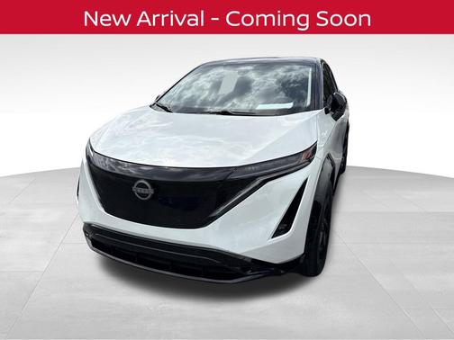 Everest White Pearl Tricoat/Black Diamond Pearl 2023 Nissan ARIYA ENGAGE