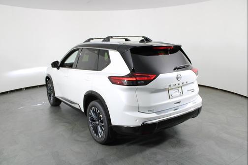 Everest White Pearl/Super Black 2026 Nissan Rogue Platinum
