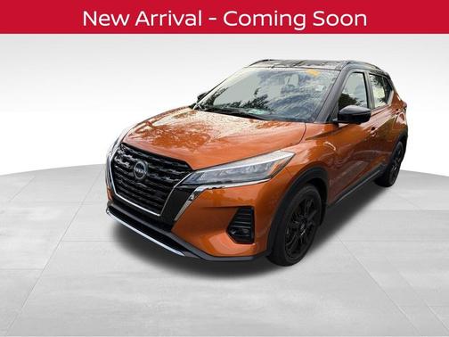 Monarch Orange Metallic/Super Black 2022 Nissan Kicks SR