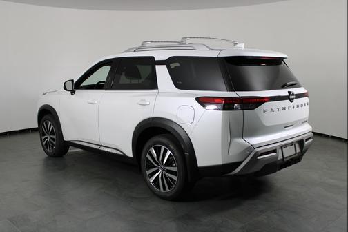 2025 Nissan Pathfinder Platinum FWD