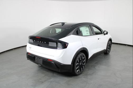 Everest White Pearl Tricoat/Black 2026 Nissan Leaf PLATINUM+