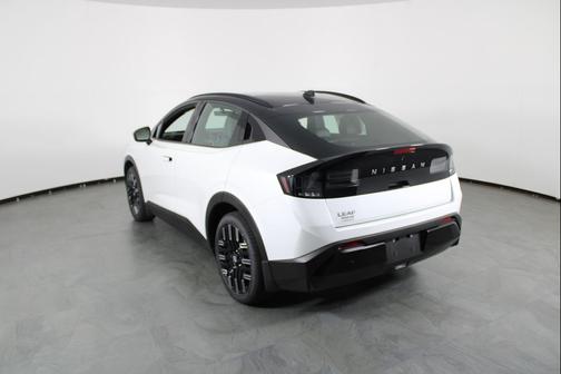 Everest White Pearl Tricoat/Black 2026 Nissan Leaf PLATINUM+