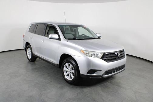 Classic Silver Metallic 2012 Toyota Highlander SE